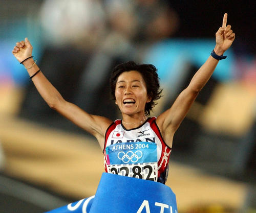 アテネ五輪女子マラソン、「ナンバーワン」ポーズを作りながらゴールに飛び込む野口みずき