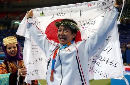 アテネ五輪レスリング女子７２キロ級で銅メダルを獲得した浜口京子は日の丸を背に広げスタンドの声援に応えた