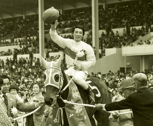 1976年第36回桜花賞をテイタニヤで制し、ファンの歓声に手を上げて応える嶋田功。オークスも勝ち２冠達成