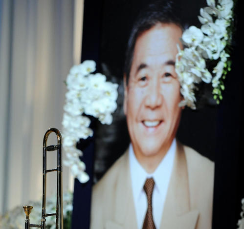 谷啓さんのお別れの会で、遺影の前には愛用のトロンボーンが飾られていた