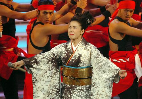 2003年のNHK紅白歌合戦で「あばれ太鼓」を歌う坂本冬美