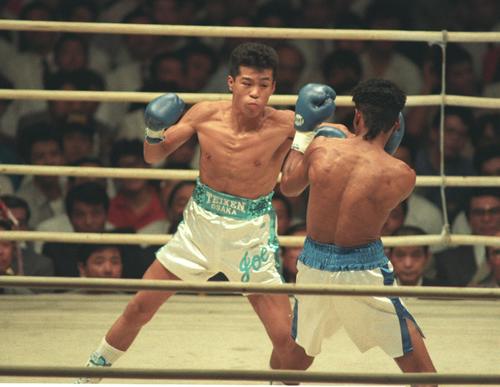 WBC世界バンタム級戦で王者グレグ・リチャードソンを攻める辰吉丈一郎は日本人最速8戦目で世界王座を獲得した
