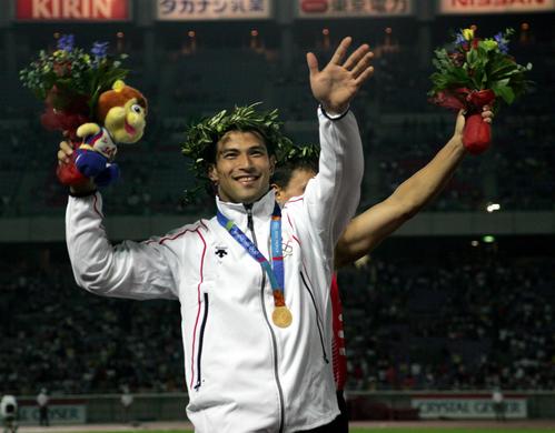 アテネ五輪からおよそ1カ月後のスーパー陸上で繰り上げになった金メダルが授与され、5万観衆から祝福を受けた室伏広治