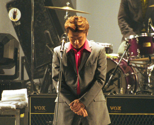 コンサート前、死去したビートルズのジョージ・ハリソンに対して黙祷をする桑田佳祐　表情哀