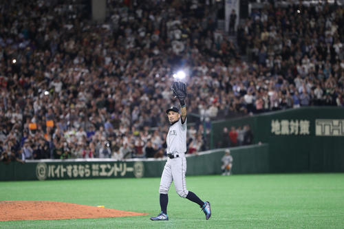 アスレチックスとの開幕２戦目、８回裏の守備についた後に交代となりベンチへ下がるマリナーズのイチロー。これが最後の雄姿