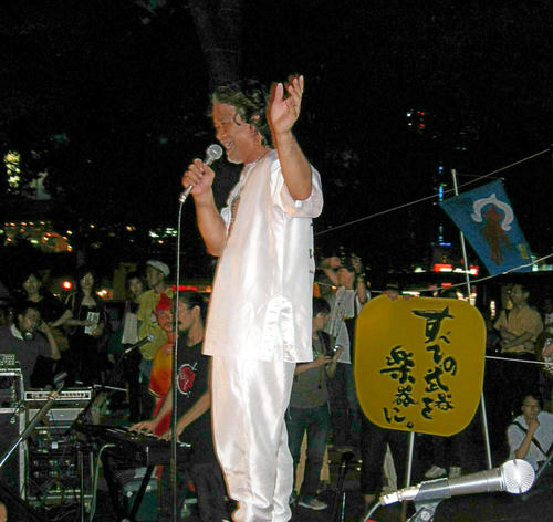 街頭ライブでヒット曲の「花」を歌う喜納昌吉