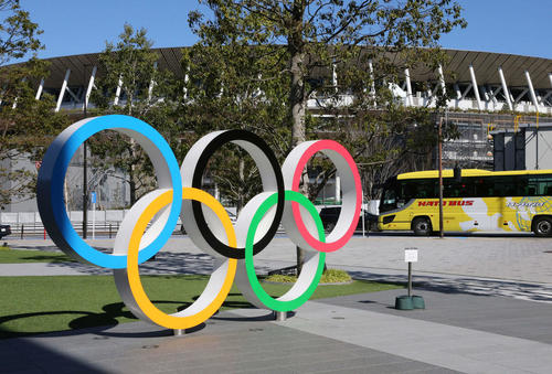 五輪のモニュメント。後方は新国立競技場（2020年3月20日撮影）