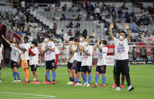 U－24日本対U－24スペイン　スタンドの観客にあいさつし手を振る吉田（右端）ら（2021年7月17日撮影）