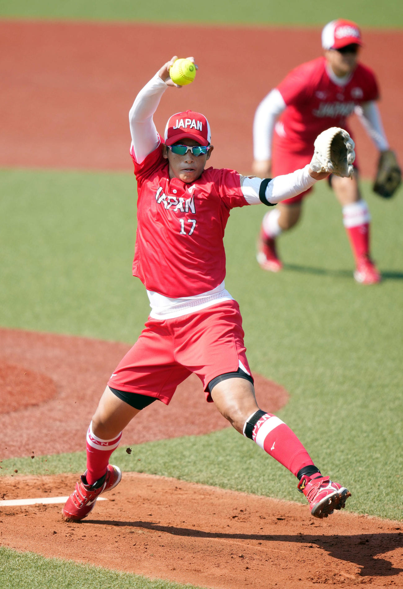 日本対オーストラリア　1球目を投じる上野（撮影・鈴木みどり）