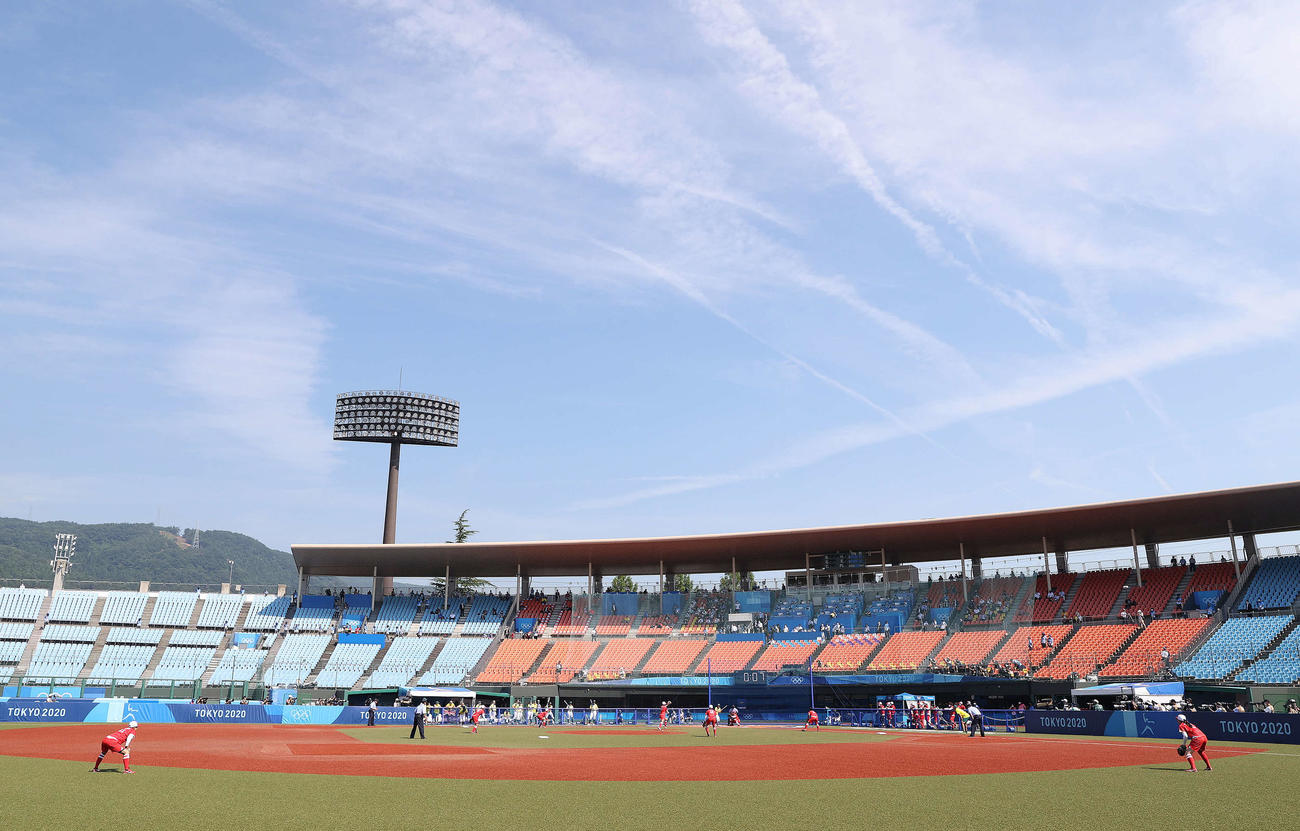 オーストラリア対日本　無観客となった会場で力投する日本先発の上野（撮影・河野匠）
