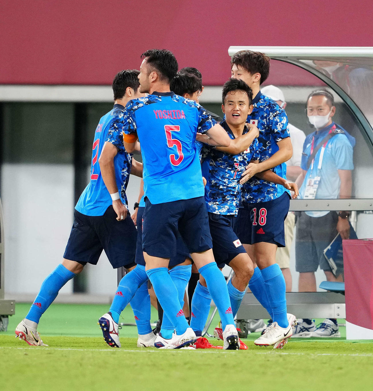 日本対南アフリカ　後半、先制ゴールを決め、吉田（手前）らから祝福される久保（撮影・江口和貴）