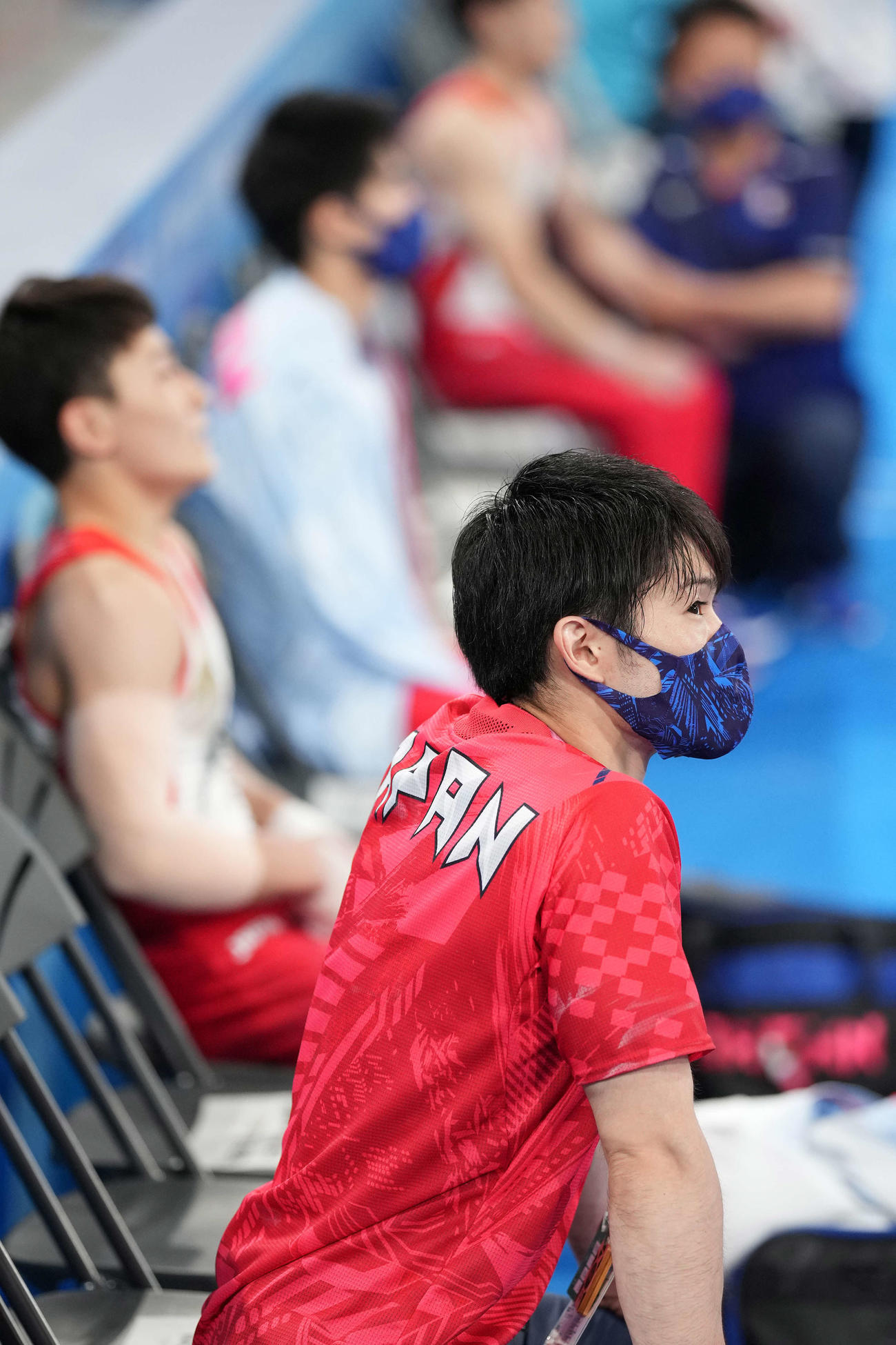 自身の予選敗退が決まった後も、ベンチで他の選手の演技を見守る内村（撮影・鈴木みどり）