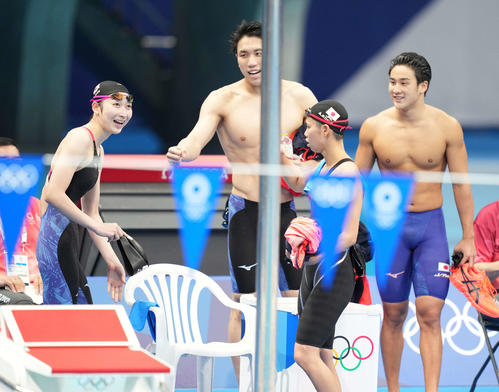 混合400メートルメドレーリレー予選　レース後笑顔の、左から池江、松元、小西、佐藤（撮影・鈴木みどり）