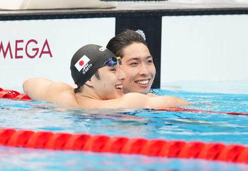 男子200メートル個人メドレー決勝　4位の瀬戸（左）と6位の萩野は笑顔で健闘をたたえ合う（撮影・鈴木みどり）