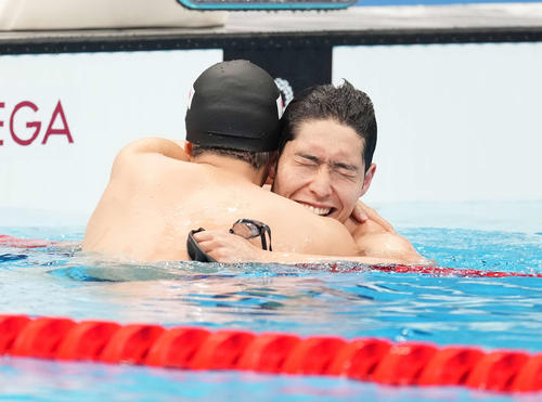 男子200メートル個人メドレー決勝　4位の瀬戸（左）と抱き合って健闘をたたえ合う6位の萩野（撮影・鈴木みどり）