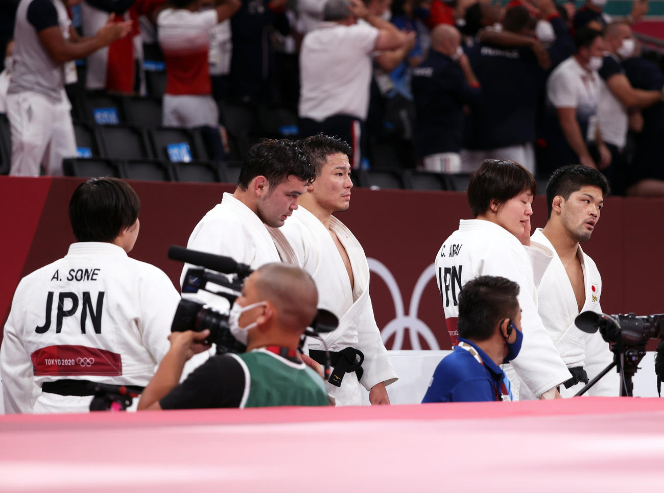 男女混合団体、決勝で敗れ引き揚げる日本の選手たち。左から素根、ウルフ、向、新井、大野（撮影・パオロ・ヌッチ）