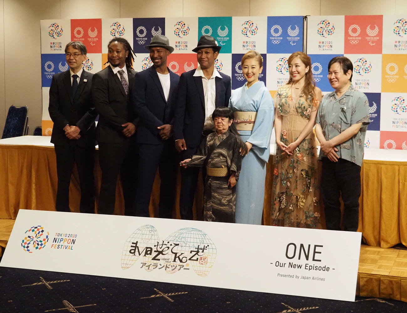 東京2020公式文化プログラム「MAZEKOZEアイランドツアー」試写会に出席した、左から東京オリンピック・パラリンピック競技大会組織委員会古宮正章副事務総長、YANO BROTHERSの矢野マイケル、矢野デイビット、矢野サンシロー、マメ山田、東ちづる、平原綾香、三ツ矢雄二（2021年8月撮影）