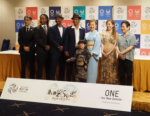 東京2020公式文化プログラム「MAZEKOZEアイランドツアー」試写会に出席した、左から東京オリンピック・パラリンピック競技大会組織委員会古宮正章副事務総長、YANO BROTHERSの矢野マイケル、矢野デイビット、矢野サンシロー、マメ山田、東ちづる、平原綾香、三ツ矢雄二（2021年8月撮影）