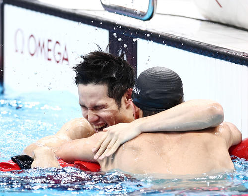 男子100メートルバタフライ決勝　1、2フィニッシュを果たし歓喜する、金メダルの木村（左）と銀メダルの富田（2021年9月3日撮影）