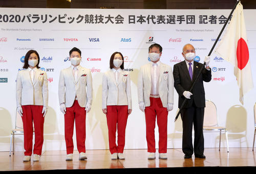 東京パラリンピック日本選手団の河合団長（右から2人目）から団旗を受け取ったJPC鳥原光憲会長。左から旗手を務めた谷と岩渕、浦田副主将（代表撮影）