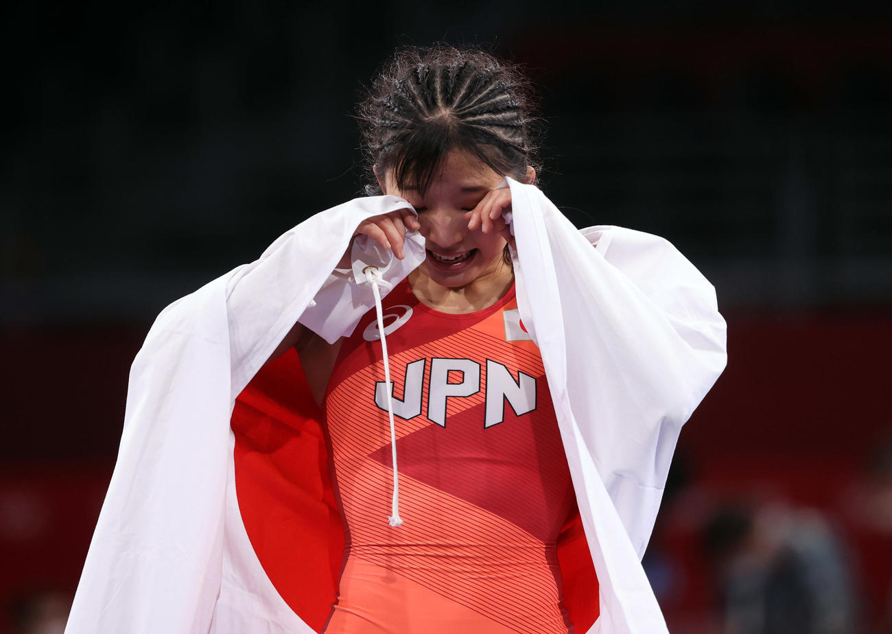 女子フリースタイル50キロ級決勝　金メダルを獲得し、日の丸を背に涙する須崎（2021年8月7日撮影）