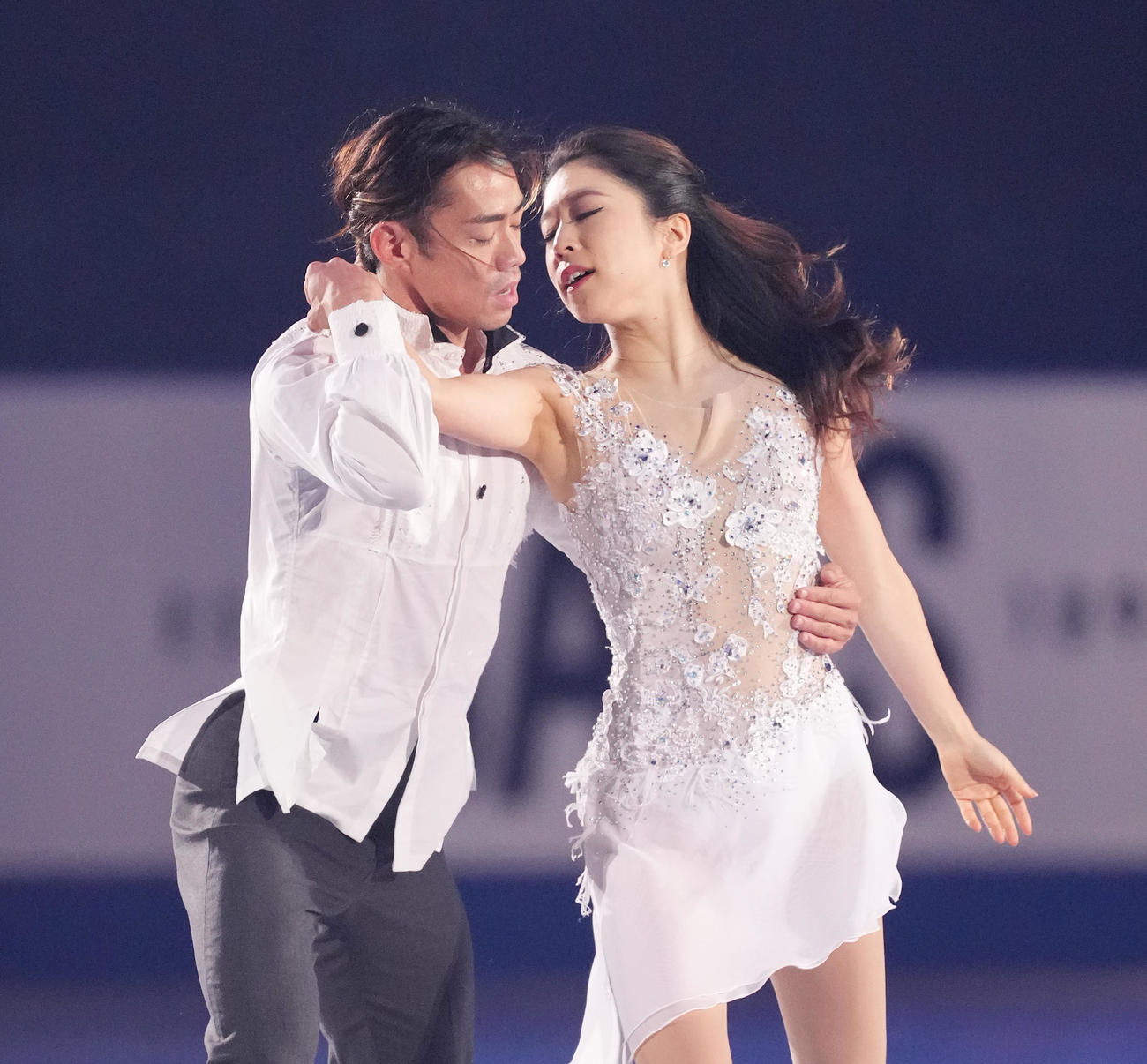 NHK杯エキシビションで演技する村元（右）、高橋組（撮影・菅敏）