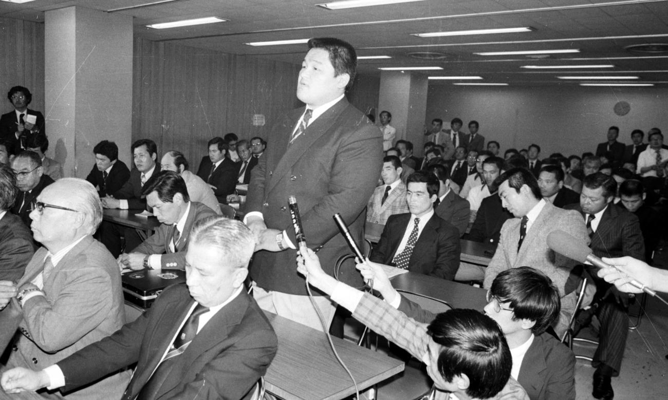 1980年、モスクワ五輪ボイコットについて会見する柔道の山下泰裕（中央）