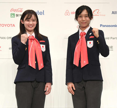 2022年1月29日、日本選手団結団式でガッツポーズをする旗手の郷亜里砂（左）と主将の高木美帆