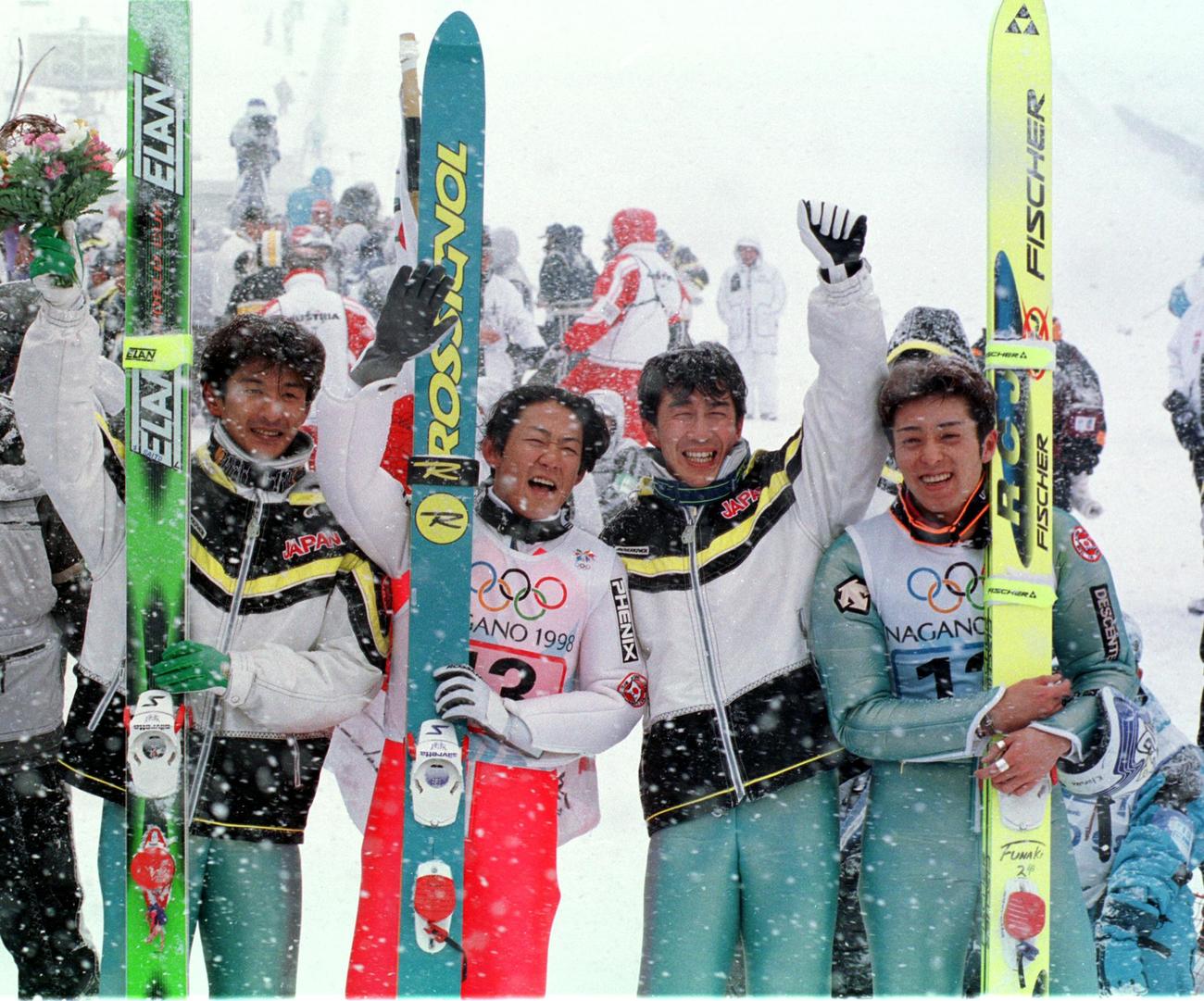 長野五輪ジャンプ団体　金メダルを獲得し笑顔の（左から）斎藤浩哉、岡部孝信、原田雅彦、船木和喜（1998年2月17日撮影）