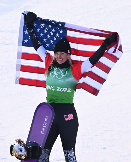 スノーボードクロス女子決勝　金メダルを獲得した米国リンゼイ・ジャコベリス（AP）