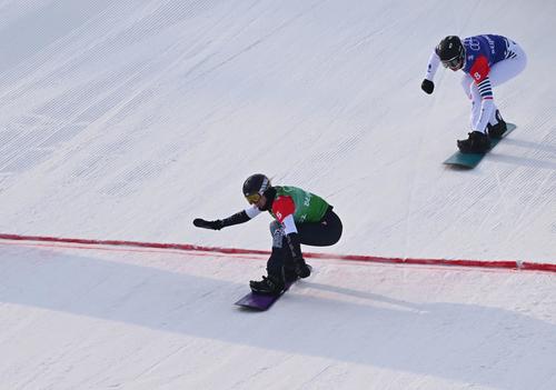 スノーボードクロス女子決勝　1着でゴールする米国リンゼイ・ジャコベリス（AP）