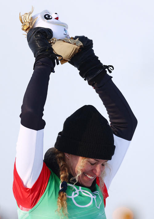 スノーボードクロス女子決勝　金メダルを獲得した米国リンゼイ・ジャコベリス（AP）