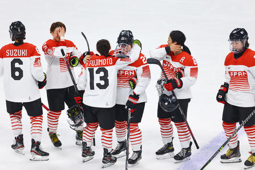 フィンランドに敗れ互いに抱き合う日本の選手たち（撮影・垰建太）