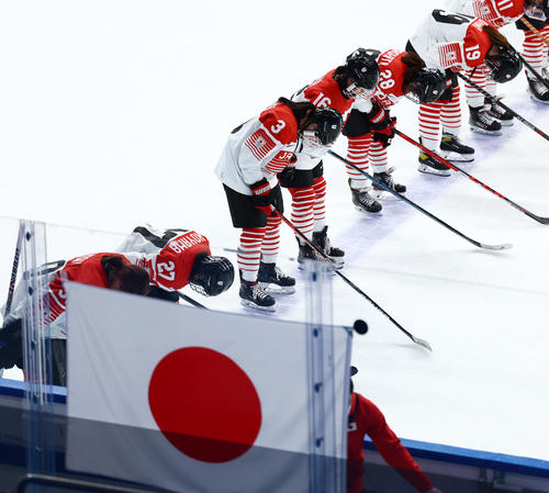 日本対フィンランド　フィンランドに敗れあいさつする日本の選手たち（撮影・垰建太）
