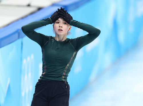 公式練習中、頭に手をあてるワリエワ（撮影・垰建太）