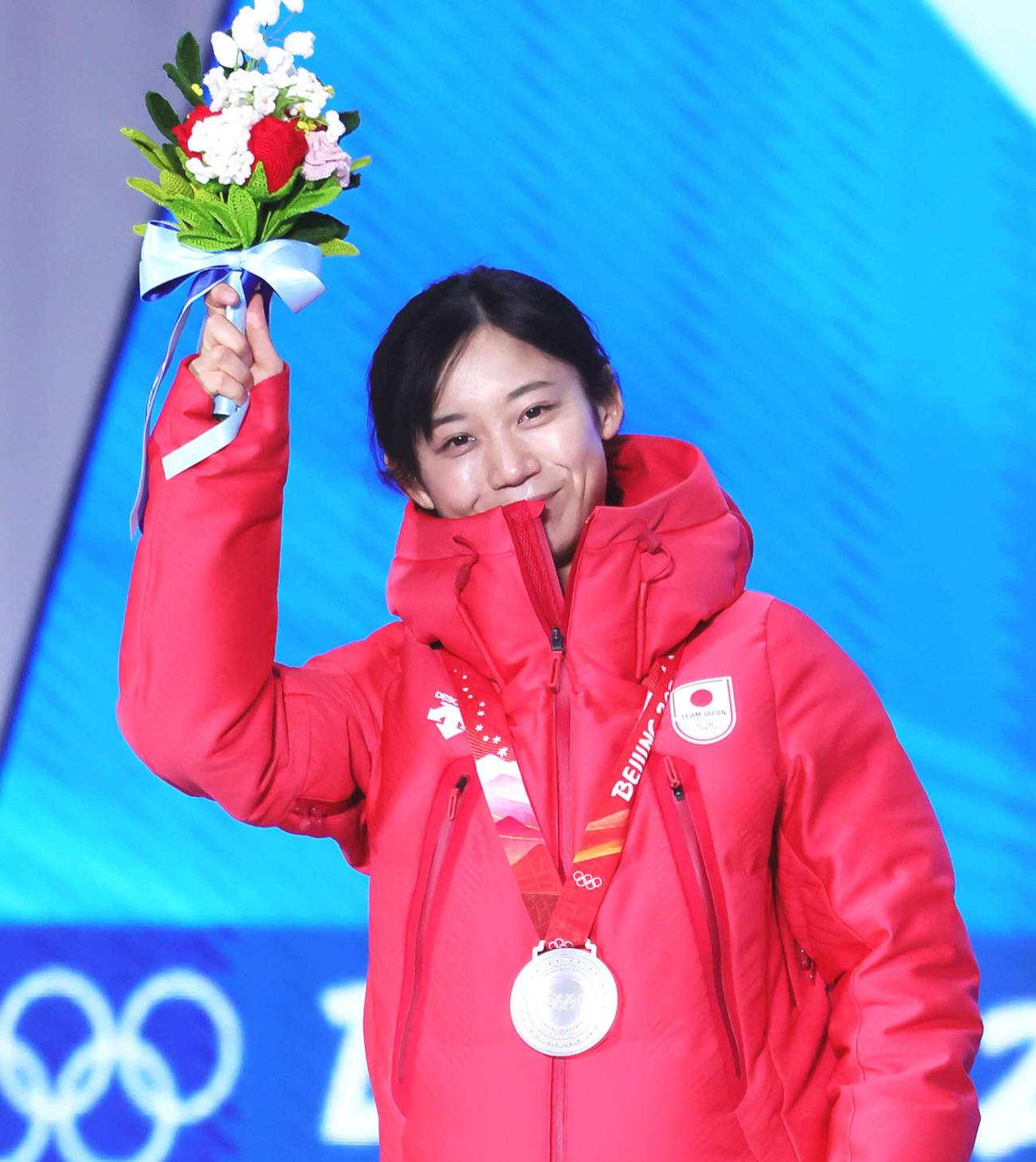 メダルセレモニー　北京五輪スピードスケート女子500メートル銀メダルの高木美帆はセレモニーで笑顔＝2022年2月13日