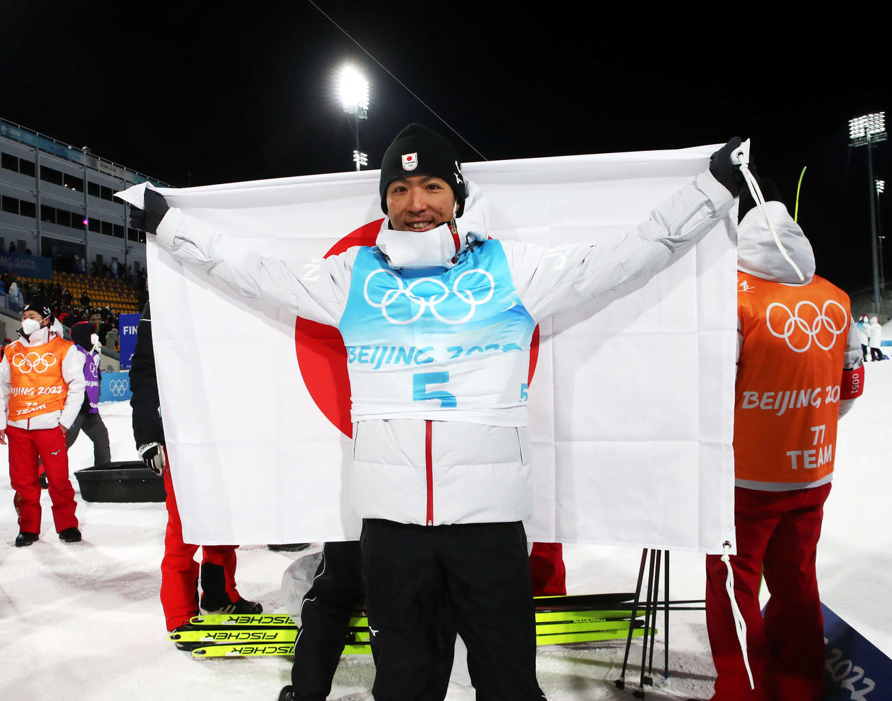 ノルディックスキー複合男子個人ラージヒル　銅メダルの渡部暁斗は日の丸を掲げて笑顔（2022年2月15日撮影・パオロ　ヌッチ）