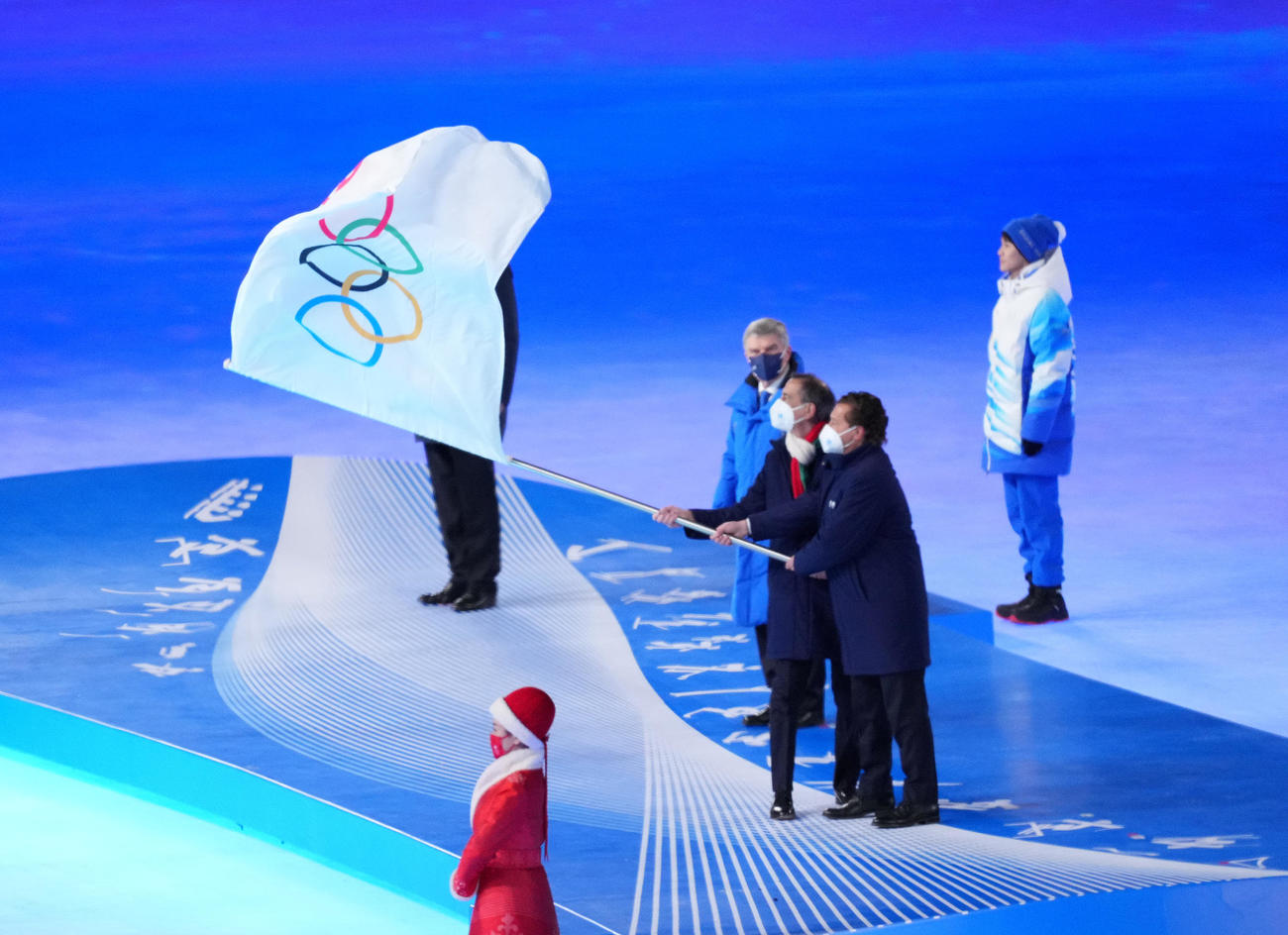 北京五輪閉会式で26年開催のミラノへ旗が渡される（撮影・菅敏）