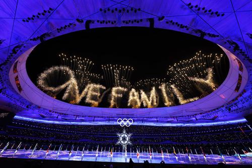 閉会式で打ち上げられた花火。中には「ONE FAMILY」の文字の花火も（ロイター）