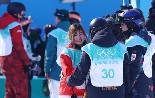 スノーボードビッグエア女子決勝、3回目のエアを決めた岩渕（中央）は外国人選手たちから熱烈な祝福を受ける（2022年2月15日撮影）