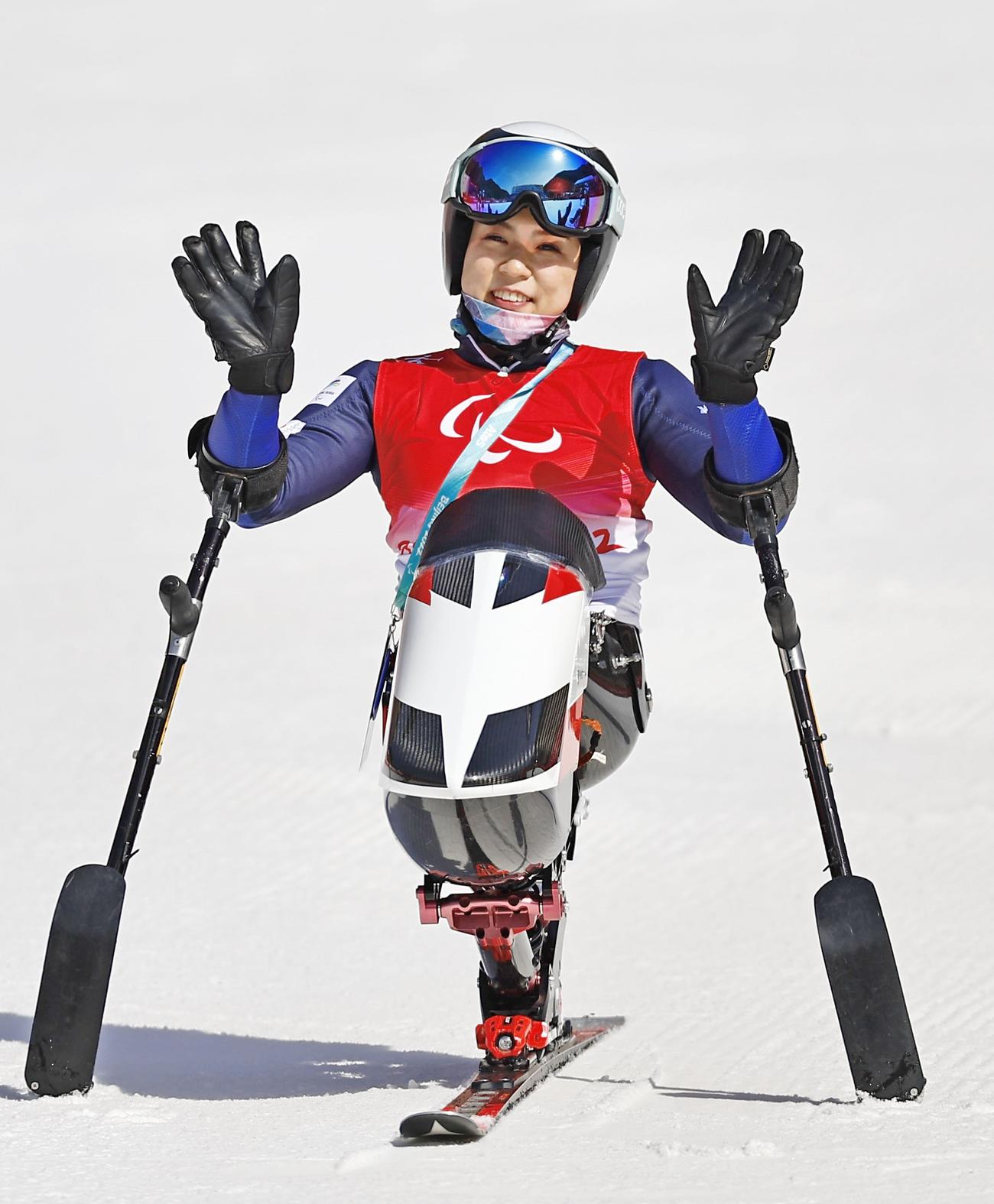 女子スーパー大回転座位で金メダルを獲得し、セレモニーで笑顔の村岡桃佳。今大会2冠となった＝延慶（共同）
