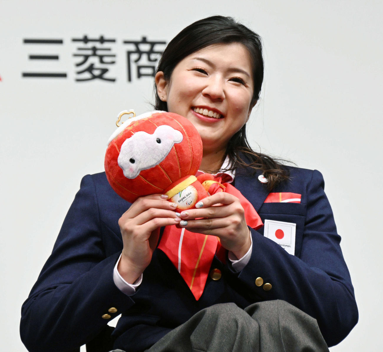 北京パラリンピック公式マスコットの「シュエロンロン」を手に笑顔の村岡主将（2022年2月24日撮影）