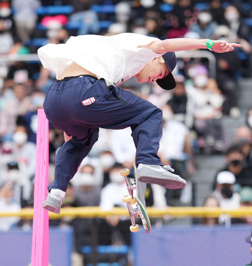 男子スケートボードストリート決勝で演技する白井（2022年4月24日撮影）