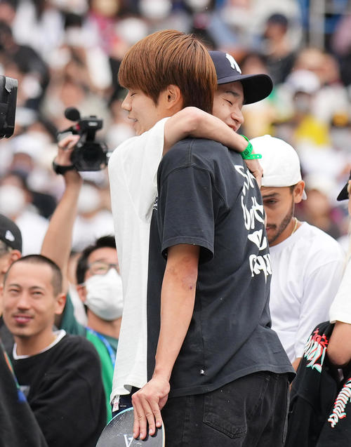 男子スケートボードストリート決勝で2本目の演技を終え、白井（右）にハグで迎えられる堀米（2022年4月24日撮影）