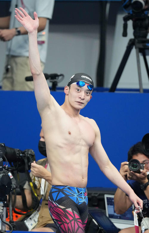 東京五輪　競泳男子200メートル背泳ぎ決勝で7位に終わるも声援に応える入江陵介（2021年7月30日撮影）