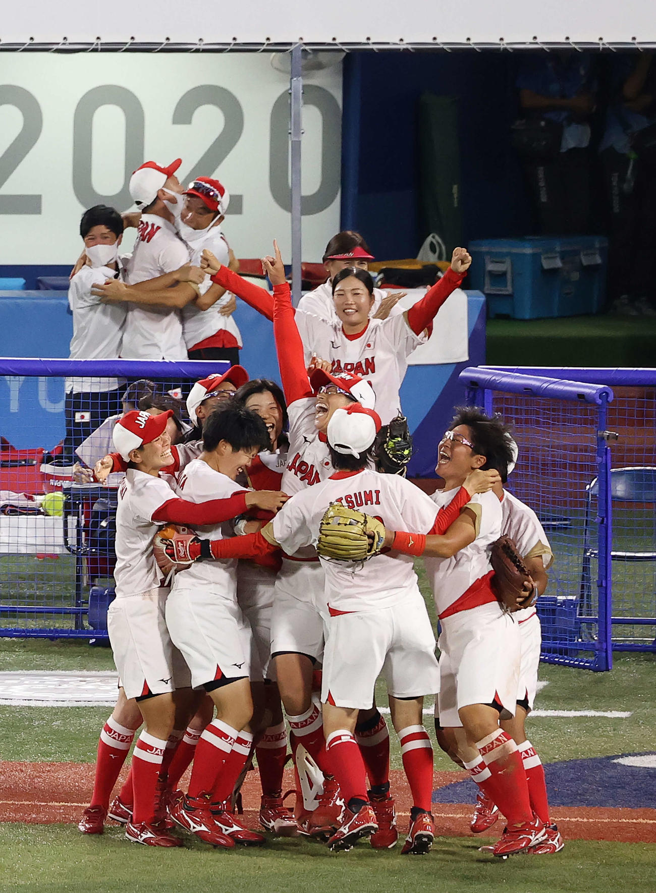 21年7月27日、東京五輪　ソフトボール決勝　米国に勝利し優勝を決め、喜び合う上野（中央）ら日本ナイン