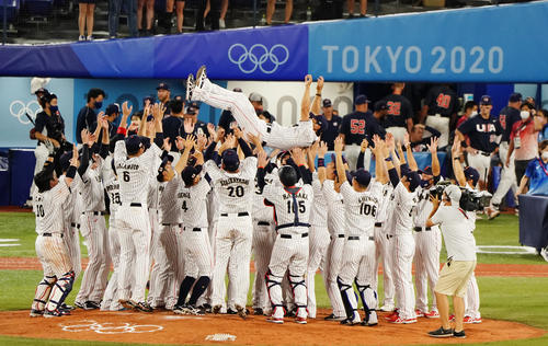 21年8月7日、東京五輪　野球決勝日本対米国、優勝し選手たちに胴上げされる稲葉監督