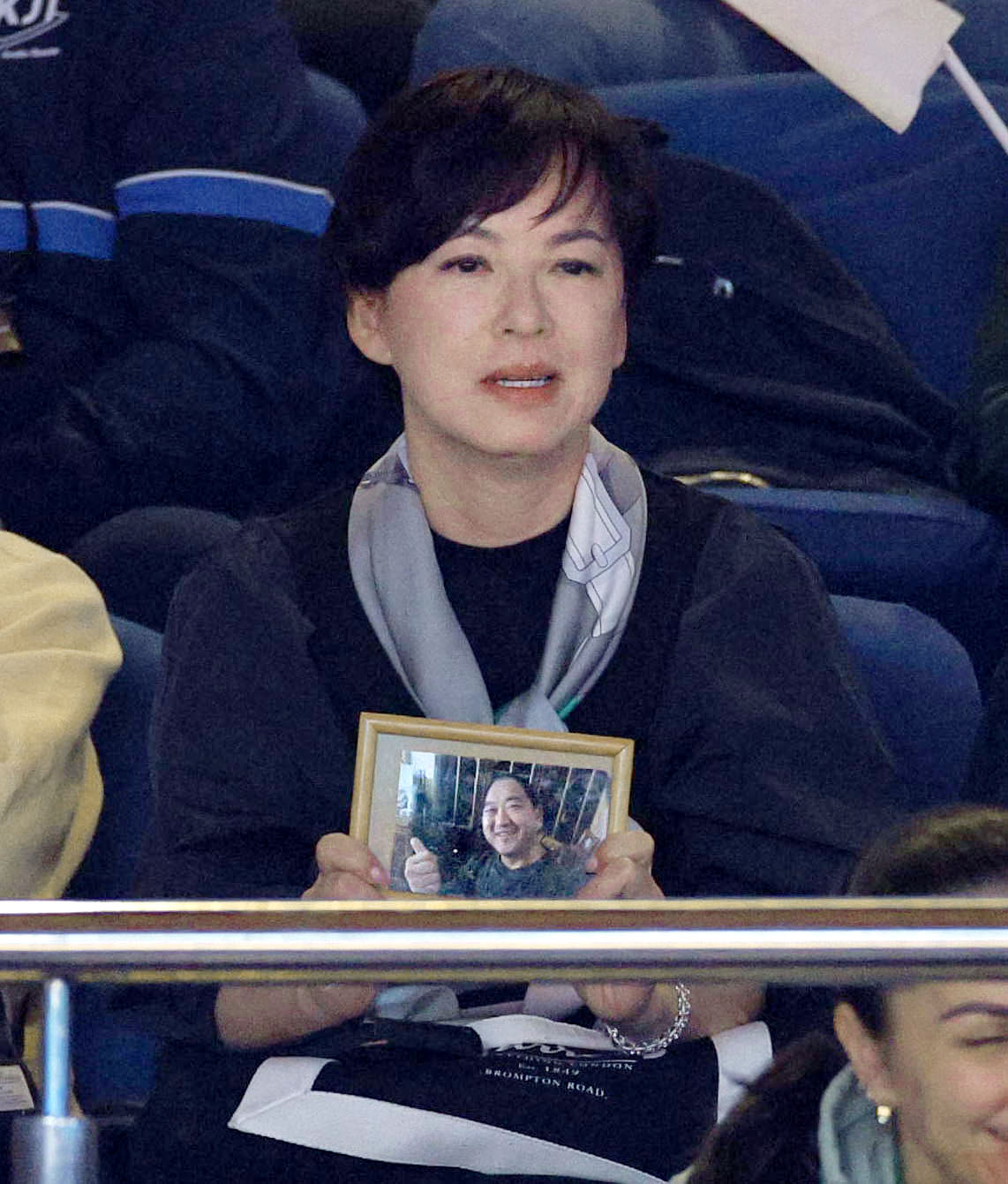 柔道の世界選手権男子100キロ超級3回戦で勝利した斉藤立を、仁さんの遺影を手に見守る母三恵子さん（共同）