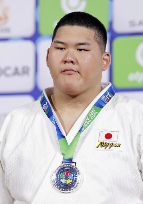 銀メダルを胸にする斉藤立(共同)