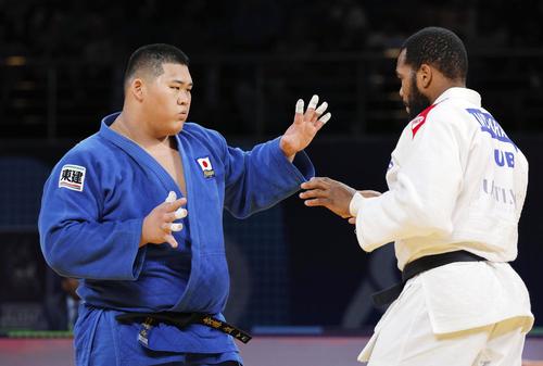 男子100キロ超級決勝でキューバ選手(右)と対戦する斉藤立(共同)
